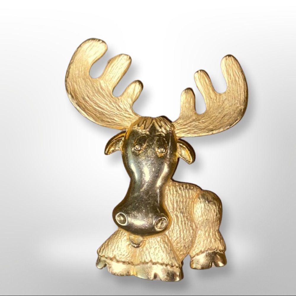 Vintage Signed JJ Gold Tone Moose Pin